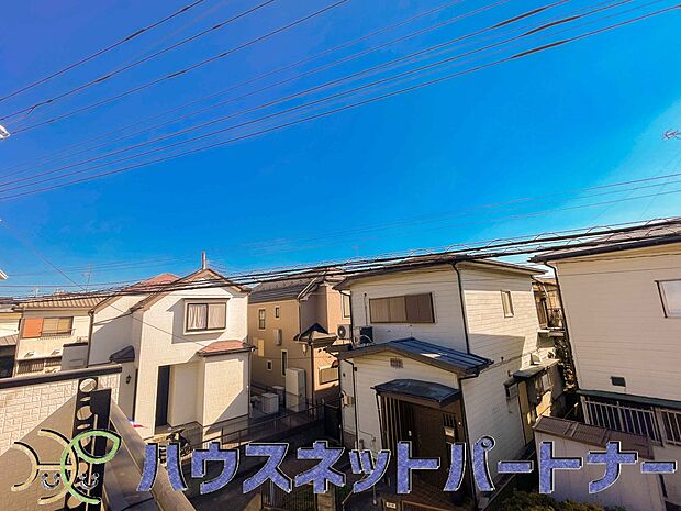 周辺は高い建物が無く、解放感が感じられます。