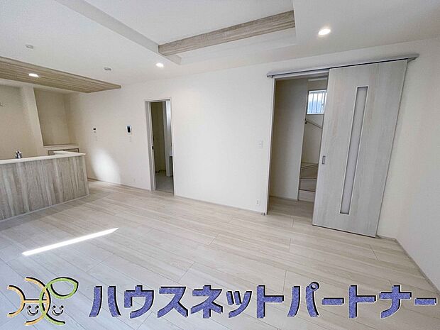 リビングは、食事スペースと寛げる場所設けてもまだ余裕の広さ。明るい光が照らしてくれます。