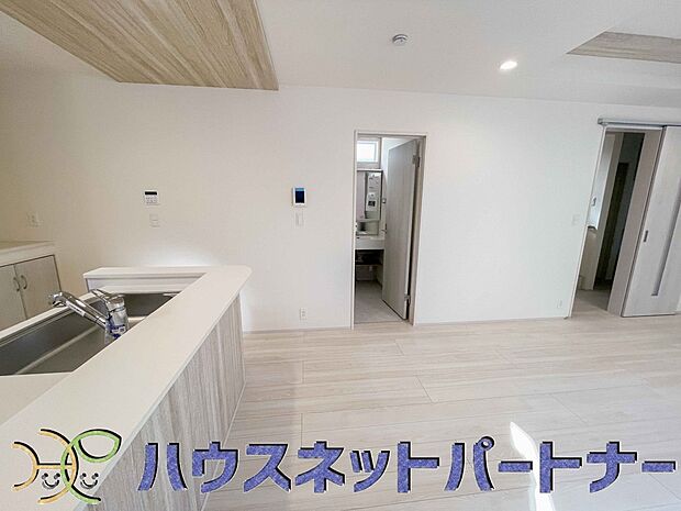 キッチンカウンターがあると配膳が楽なことがメリットの一つ。後片付けをするときも、ダイニングテーブルからあまり動かずに流し台へ運ぶことができるので便利です♪