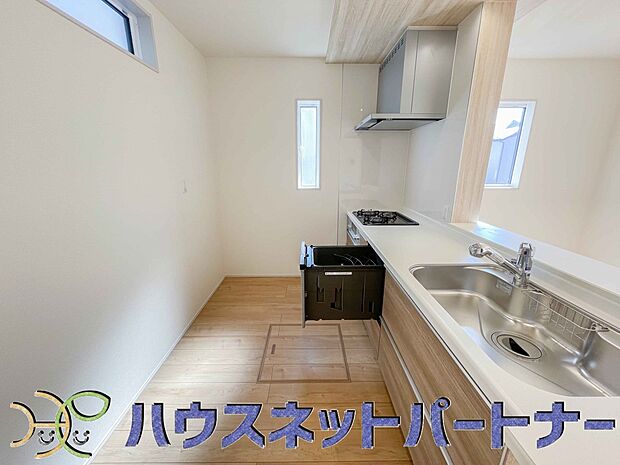 ビルトイン食器洗乾燥機完備。家事のお手伝いをしてくれる奥様の味方です。食器を洗っている間にお掃除など、様々なシーンで家事の時短に役立つ食洗機。省スペースのビルトインタイプを採用致しました。