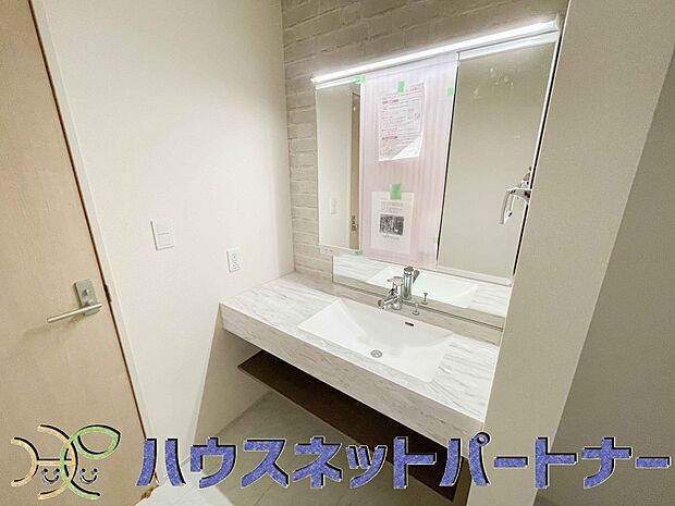 大きく見やすい三面鏡で清潔感ある洗面台は、身だしなみチェックや肌のお手入れに最適です。何かと物が増える場所だからこそ、スッキリと見映えの良い空間に拵えました。