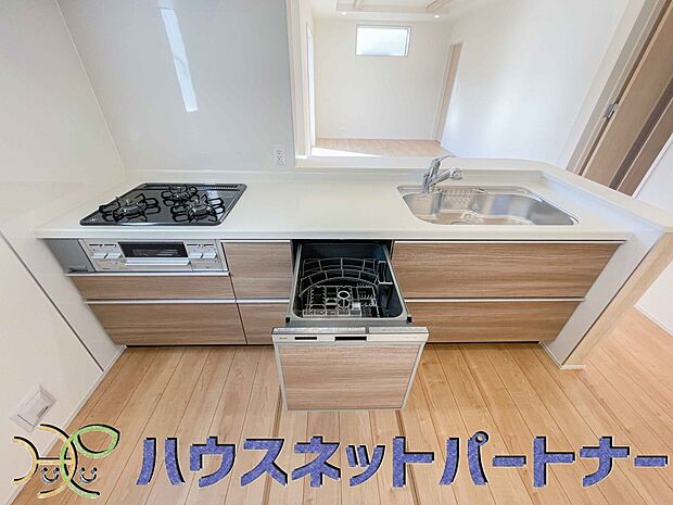 三口コンロで料理の幅を拡げてくれる使いやすいシステムキッチンを採用。洗い場も大きいので野菜や食器を洗ったりする際にも捗り、奥様の強い味方となってくれるはずです。