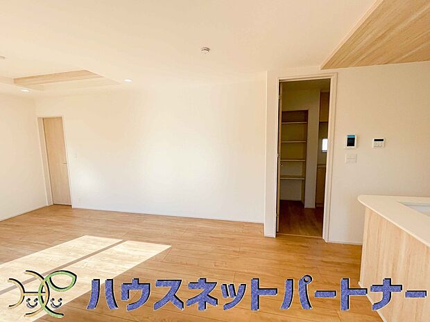 忙しい朝でも家族揃って食事をして頂ける、ゆとりある大きさのダイニングスペース。奥様の手料理をカウンター越しに受けとって頂き、テーブルで囲む素敵な時間を存分にお愉しみ下さい。