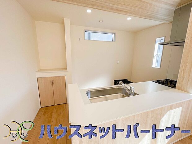 カウンターがあると配膳が楽なことがメリットの一つ。後片付けをするときも、ダイニングテーブルからあまり動かずに流し台へ運ぶことができるので便利です♪