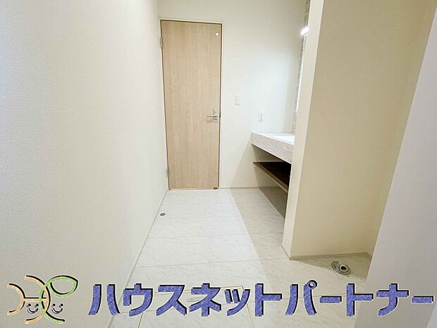 広い脱衣所、洗面台も大きなサイズを設置。建売では見ない広さと解放感。
