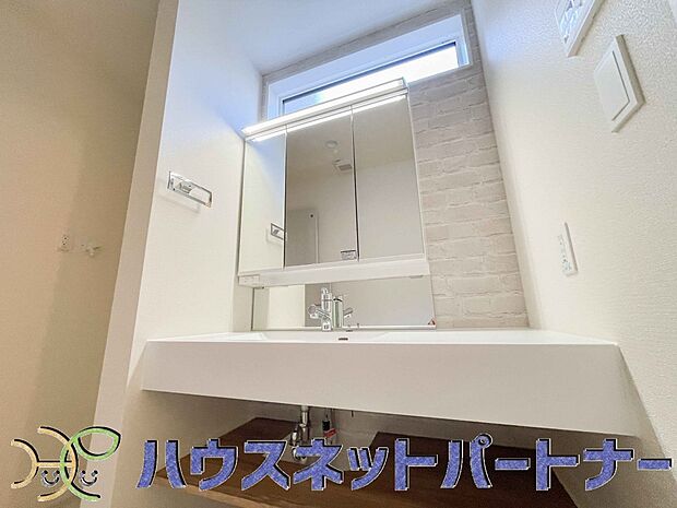 十分な大きさの洗面台は、身だしなみチェックや歯磨きなど、朝の慌ただしい時間でもホテルライクなスペースで余裕とゆとりを感じて頂けます。