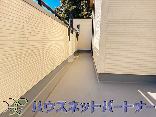 太陽の光が燦々と降り注ぐ広さのあるバルコニーで毎日のお洗濯も快適に。太陽は心を元気にしてくれますよね。
