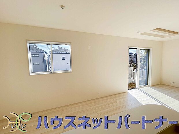 リビングは、食事スペースと寛げる場所設けてもまだ余裕の広さ。明るい光が照らしてくれます。