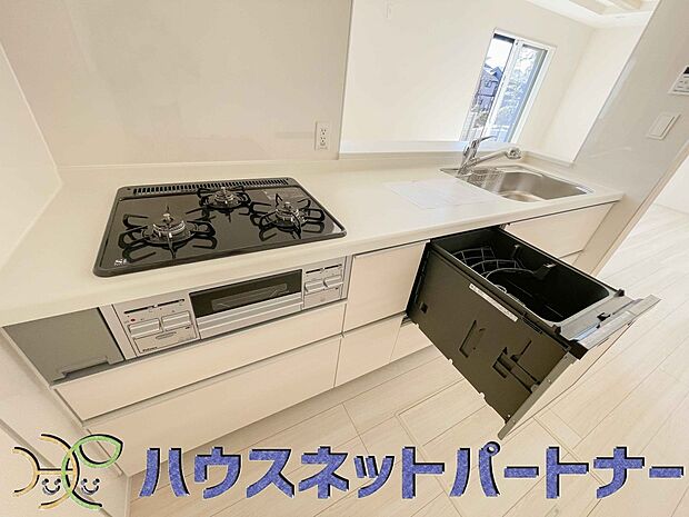 三口コンロで料理の幅を拡げてくれる使いやすいシステムキッチンを採用。洗い場も大きいので野菜や食器を洗ったりする際にも捗り、奥様の強い味方となってくれるはずです。