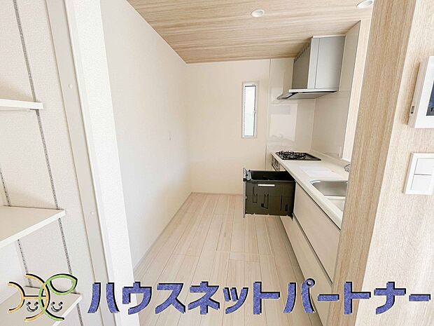 食洗機完備なので冬場の冷たい洗い物や忙しい主婦だからこそ食洗機をかけてる間に他の家事をこなすこともできちゃいますね。