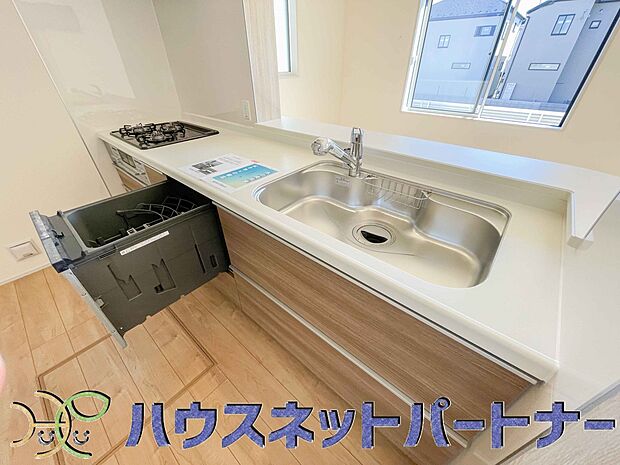 人工大理石のワークトップやシンクは、水を流しただけできれいになったように見えます。白いキッチンは明るく清潔感があり、とっても素敵です。