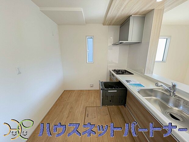 明るい自然光が入る作業スペースを多くとったキッチン採用。夫婦揃ってキッチンに立っても調理がしやすく、家事をしながら会話も弾みます。食器類もすっきりと片付く収納力。