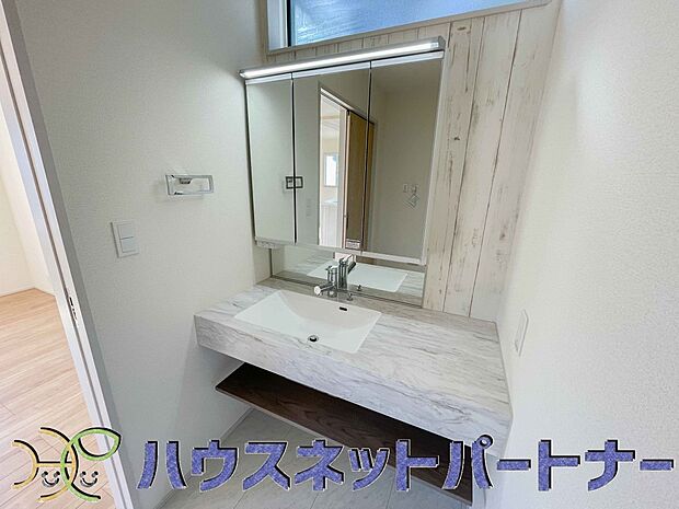 家の中でも特にプライベートスペースとなる洗面所は、洗濯場所と浴室を同じ空間でまとめております。小窓を設置しておりますので、熱気などが籠りやすい空間でちょっとした空気の入れ替えを。