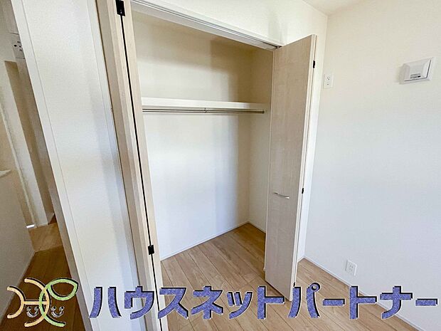 壁面クローゼットのメリットは、衣類が横一列に並ぶためひと目で洋服が選びやすいこと。衣類をたくさんお持ちの方も、限られたスペース内に無理なく収納することができます。