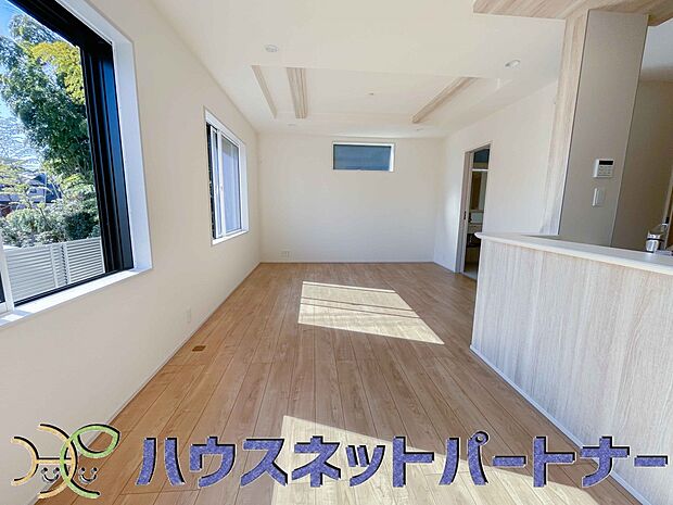 リビングは、食事スペースと寛げる場所設けてもまだ余裕の広さ。明るい光が照らしてくれます。
