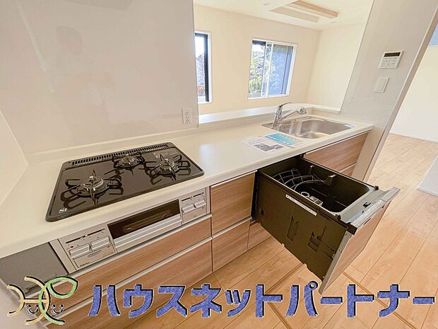 三口コンロで料理の幅を拡げてくれる使いやすいシステムキッチンを採用。洗い場も大きいので野菜や食器を洗ったりする際にも捗り、奥様の強い味方となってくれるはずです。