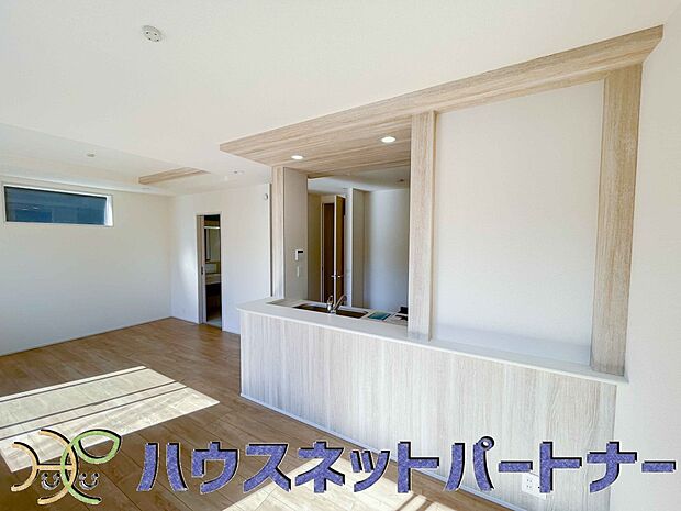 キッチンカウンターがあると配膳が楽なことがメリットの一つ。後片付けをするときも、ダイニングテーブルからあまり動かずに流し台へ運ぶことができるので便利です♪