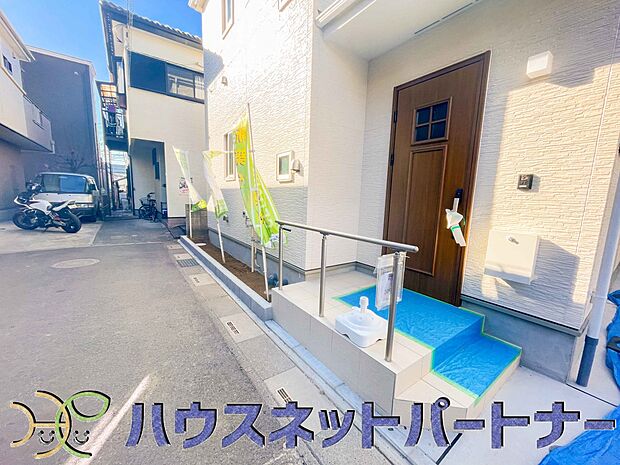 玄関の扉を開けると家族の待つお家。幸せを感じる瞬間です。