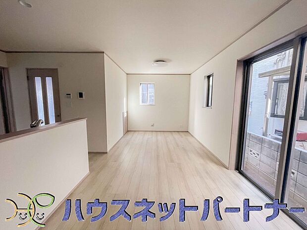 整然とした空間演出、快適な理想の暮らしの実現は家のみの拘りではなく、そこで暮らす方々にとって素敵な環境であることも挙げられると思います。四季折々の変化が奏でる鼓動を楽しんで下さい。