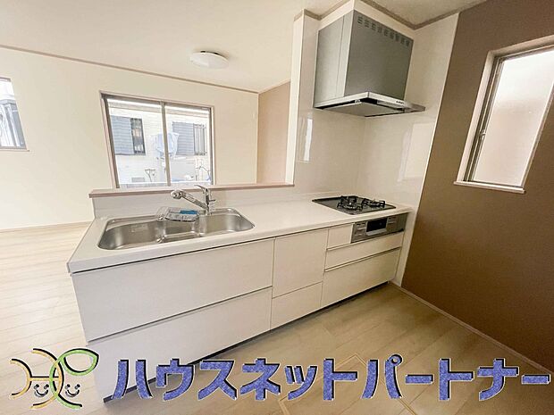 キッチン吊戸棚を無くす事によって、コミュニケーションを重視した設計に致しました。区画によって変わる一体感を、実際にご覧になって頂けましたらと思います。 