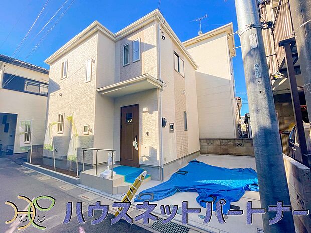 堂々たる趣ながら、主張し過ぎずどこか余裕を感じさせるシャープなフォルムで佇む邸宅は、晴天の空と照らし合わせる事で、本来あるべき完成形の姿を見せてくれます。