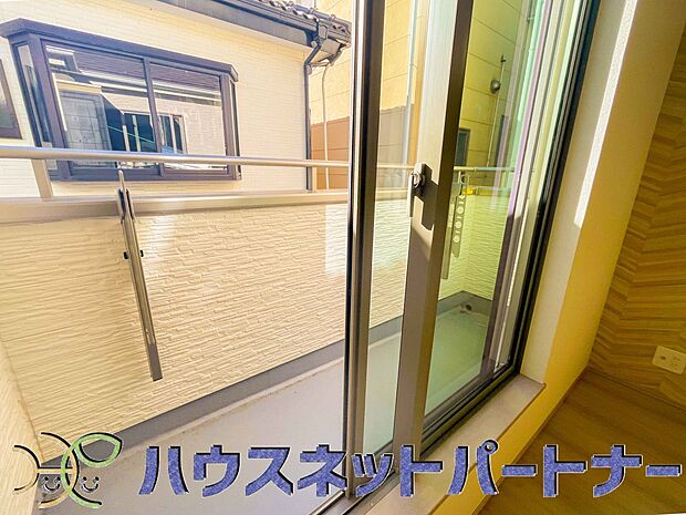 バルコニーから差し込む陽光・通風は、住環境・快適性と共に有り続ける貴重な「財産」です。この新築戸建に住まう事で手に入れるものは、きっと日常にとっても貴重な存在となるはずです。