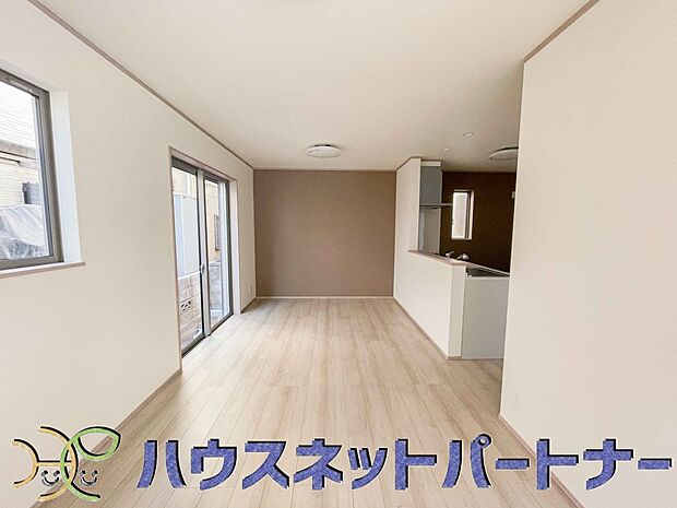 明るく開放的なダイニング。家族とのコミュニケーションが取りやすく、みんなの笑顔が溢れます。