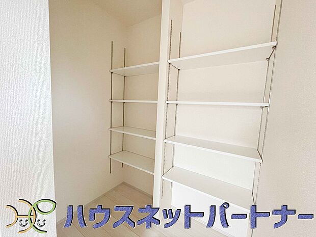 物の高さや大きさにより自由に高さを調整できる可動棚。入れたいものに合わせてアレンジできるので収納場所が自然と定まり、整理整頓も楽々行えます。
