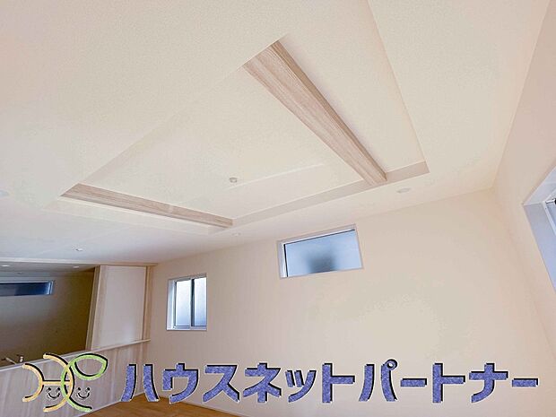 天井の中央部分を周囲より一段高くとったデザインを折上天井といいます。部屋に立体的な奥行きを生み出し、スタイリッシュな空間を演出します。天井を広く見せる視覚的効果も。