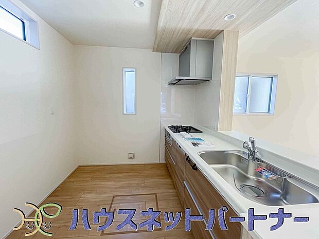 カウンターキッチンは広くて収納力もあるので、快適に料理をすることができます。食器や炊事用具を手の届くところに配置しやすいため調理もスピーディーです。