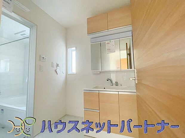 大きく見やすい三面鏡で清潔感ある洗面台は、身だしなみチェックや肌のお手入れに最適です。何かと物が増える場所だからこそ、スッキリと見映えの良い空間に拵えました。