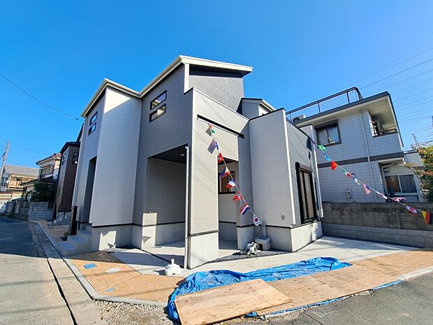 太陽に愛された邸は、陽当り・通風に優れた魅力的で快適さを追求した新築戸建でした。ここに住むからこそ意味がある。そんな特別感に浸りながら、毎日をお過ごしして欲しいです。