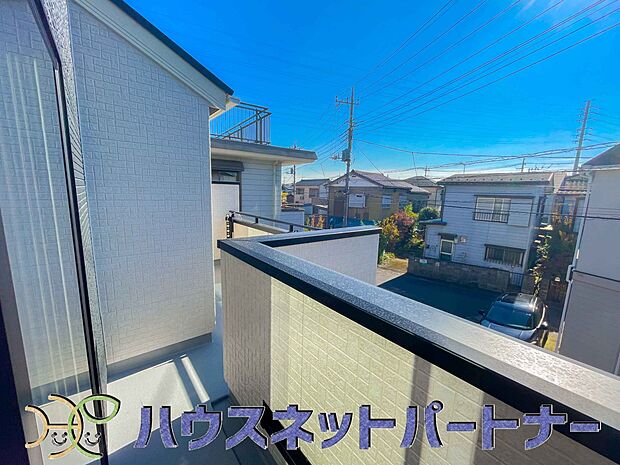 青い空が近くに感じるバルコニーは、爽やかな風をお部屋へ運んでくれます。