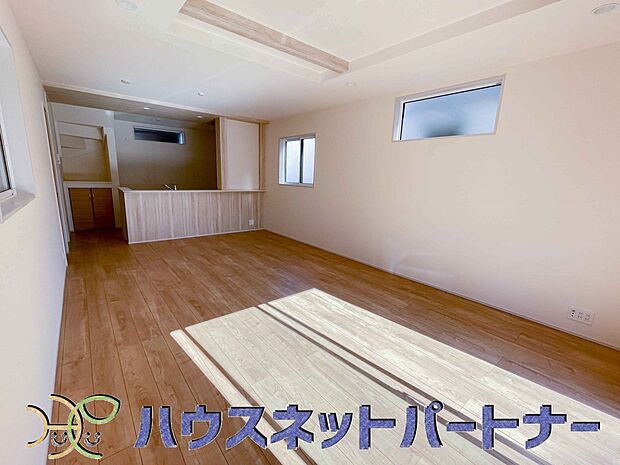 リビングは、食事スペースと寛げる場所設けてもまだ余裕の広さ。明るい光が照らしてくれます。