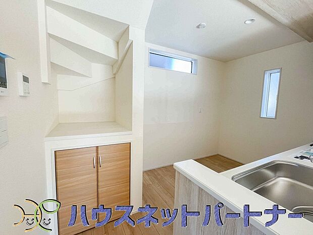 キッチンにある収納スペースは広々。お料理に必要な調味料をたくさん保存できます。