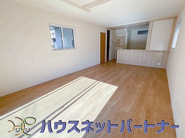 明るく開放的なダイニング。家族とのコミュニケーションが取りやすく、みんなの笑顔が溢れます
