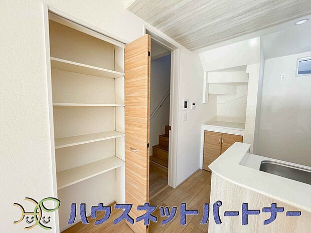 パントリー（食料庫）常温保存できるパン、お米、調味料、缶詰など、日常的に使うものや未開封の食品の収納にぴったり。棚にものを並べて収納すれば、何が足りないのかひと目で確認できます。