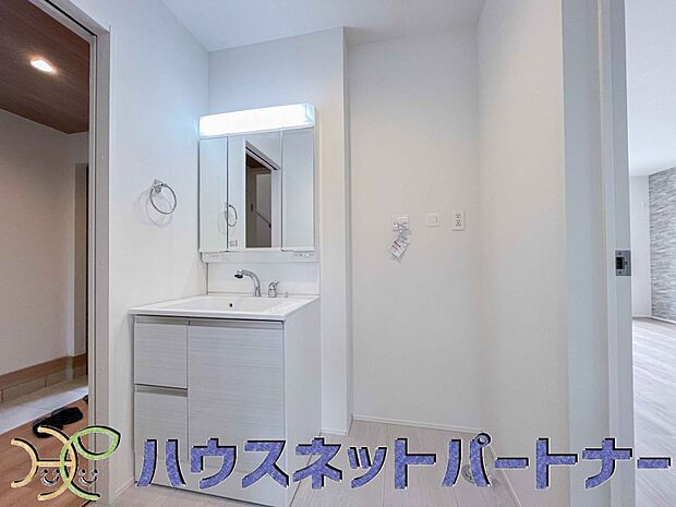 家の中でも特にプライベートスペースとなる洗面所は、洗濯場所と浴室を同じ空間でまとめております。小窓を設置しておりますので、熱気などが籠りやすい空間でちょっとした空気の入れ替えを。