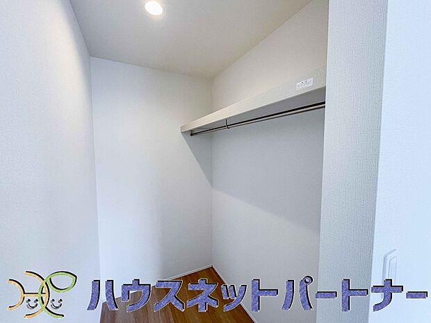 ウォークインクローゼットのメリットは、衣類の他、バッグやアクセサリーなど、身につけるものを一部屋に集めて管理できること。必要なときに見つけやすいです。