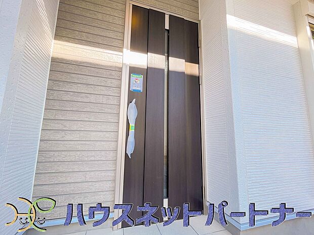 スマートキーの良い点は、鍵穴にキーを刺さなくても簡単に開け閉めできるところと、キーを紛失してもキーの情報をドア本体で簡単に書き換えできるなど防犯性の高い点です。