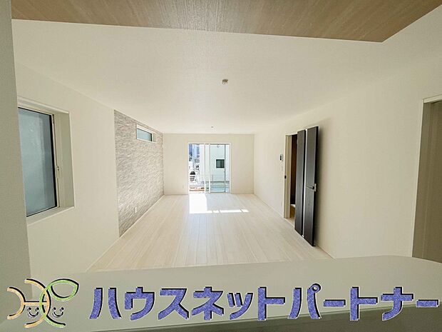 太陽の光が照らす明るいリビングは、開放感があり通風・採光に優れ、心地よい光と風が舞い込んできます。心休まるリビングは何よりも快適な時間を過ごせます。