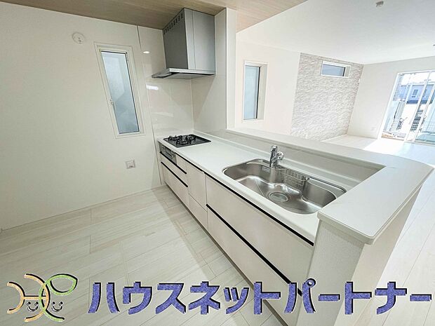 カウンターキッチンは広くて収納力もあるので、快適に料理をすることができます。食器や炊事用具を手の届くところに配置しやすいため調理もスピーディーです。