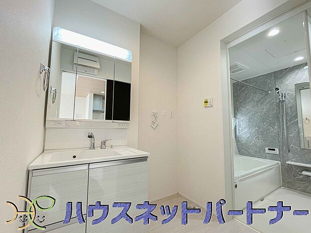 家の中でも特にプライベートスペースとなる洗面所は、洗濯場所と浴室を同じ空間でまとめております。小窓を設置しておりますので、熱気などが籠りやすい空間でちょっとした空気の入れ替えを。