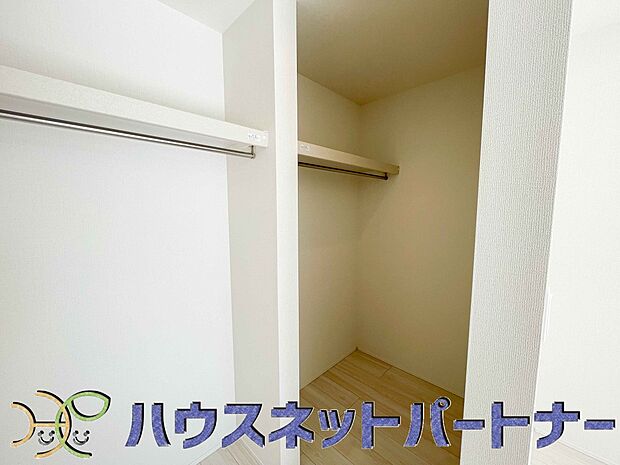 壁面クローゼットのメリットは、衣類が横一列に並ぶためひと目で洋服が選びやすいこと。衣類をたくさんお持ちの方も、限られたスペース内に無理なく収納することができます。