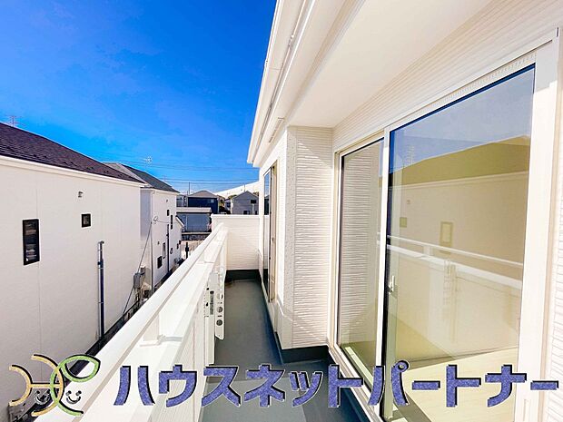 青い空が近くに感じるバルコニーは、爽やかな風をお部屋へ運んでくれます。