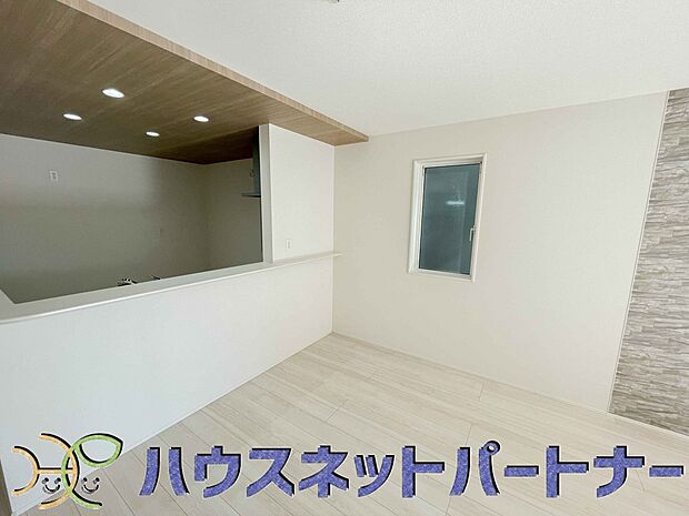 お料理できたらカウンターから手渡しができます。家族で会話をしながらお料理を楽しく。