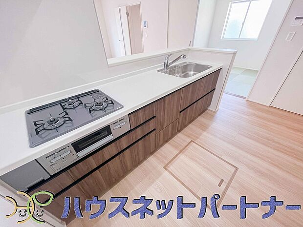 三口コンロで料理の幅を拡げてくれる使いやすいシステムキッチンを採用。洗い場も大きいので野菜や食器を洗ったりする際にも捗り、奥様の強い味方となってくれるはずです。