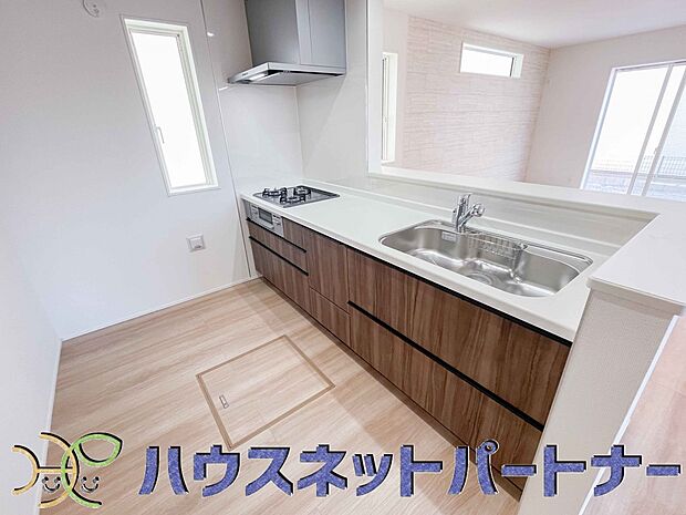 木目調のキッチンは落ち着いた雰囲気で収納もたくさん。嬉しい食洗器付です。汚れも目立ちません。