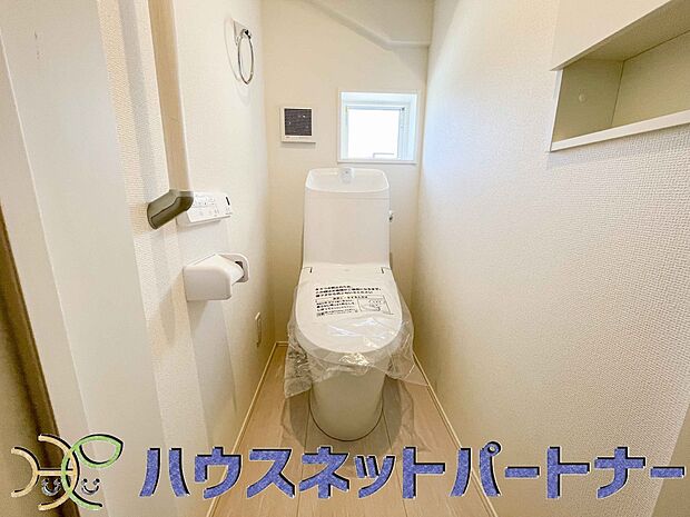 小窓を設置する事により明るく、通気性の良いトイレとなっております。中はゆとりのある大きさを確保しておりますので、ゆったりとお使い頂けます。