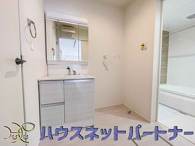 家の中でも特にプライベートスペースとなる洗面所は、洗濯場所と浴室を同じ空間でまとめております。小窓を設置しておりますので、熱気などが籠りやすい空間でちょっとした空気の入れ替えを。